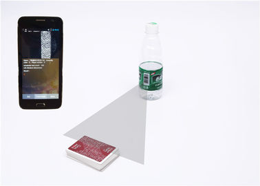 Αόρατη μίνι χαρακτηρισμένη κάμερα πόκερ καρτών παιχνιδιού στο ορυκτό μπουκάλι νερό για την εξαπάτηση