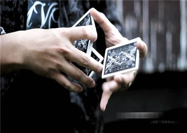 Οι τρομερές μαύρες διαγώνιες δεξιότητες καρτών πόκερ τεχνολογίας καρτών καρτών μαγικές για μαγικό παρουσιάζουν